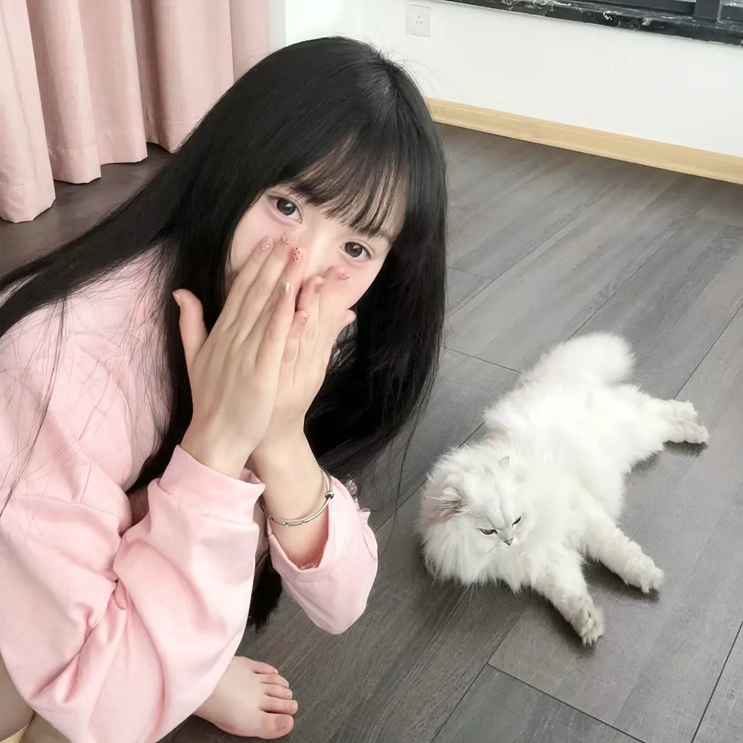 戴流苏耳环的少女